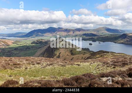 Cat Bells mit der Skiddaw Range und Blencathra Beyond aus Sicht des Maiden Moor Pfades, Lake District, Cumbria, Großbritannien Stockfoto