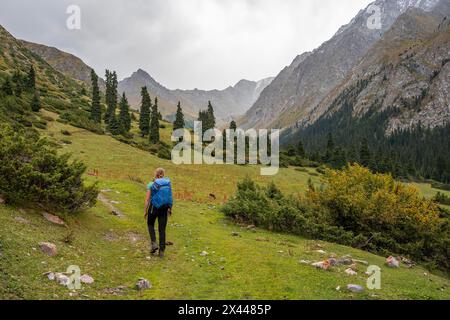 Wanderer im Bergtal, Chong Kyzyl Suu Valley, Terskey Ala Too, Tien-Shan Mountains, Kirgisistan Stockfoto