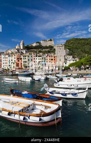 Hafen mit Fischerbooten und farbenfrohen Fassaden in Portovenere, Provinz La Spezia, Italien Stockfoto