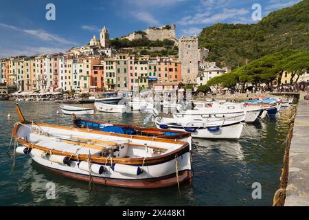 Hafen mit Fischerbooten und farbenfrohen Fassaden in Portovenere, Provinz La Spezia, Italien Stockfoto