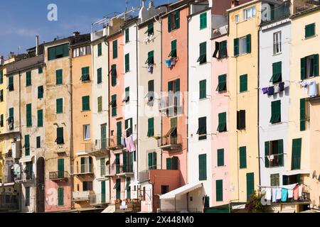 Farbenfrohe Fassaden von Wohngebäuden mit Kleidung zum Trocknen, Portovenere, Provinz La Spezia, Italien Stockfoto