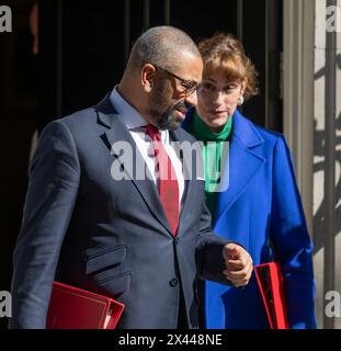 Downing Street, London, Großbritannien. April 2024 30. James cleverly Abgeordneter, Staatssekretär für das Innere Ministerium, Innenminister verlässt 10 Downing Street nach wöchentlicher Kabinettssitzung im Gespräch mit Victoria Atkins Abgeordneter, Staatssekretär für Gesundheit und Soziales. Quelle: Malcolm Park/Alamy Live News Stockfoto