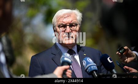 Prag, Tschechische Republik. April 2024 30. Bundespräsident Frank-Walter Steinmeier bei einer Erklärung im Jüdischen Viertel. Grund für die Reise ist der Beitritt der Tschechischen Republik zur EU vor 20 Jahren. Quelle: Britta Pedersen/dpa/Alamy Live News Stockfoto