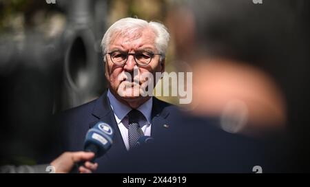 Prag, Tschechische Republik. April 2024 30. Bundespräsident Frank-Walter Steinmeier bei einer Erklärung im Jüdischen Viertel. Grund für die Reise ist der Beitritt der Tschechischen Republik zur EU vor 20 Jahren. Quelle: Britta Pedersen/dpa/Alamy Live News Stockfoto