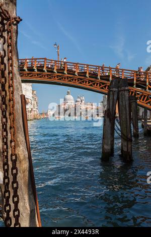 Accademia-Fußgängerbrücke über den Canal Grande mit Wassertaxis, Wohnpalastgebäuden im Renaissance-Stil und Santa Maria Stockfoto