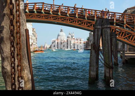 Accademia-Fußgängerbrücke über den Canal Grande mit Wassertaxis, Wohnpalastgebäuden im Renaissance-Stil und Santa Maria della Salute Stockfoto