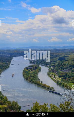 Blick vom Drachenfels, Berg im Siebengebirge bis zum Rhein mit Nennenwerth Insel zwischen Königswinter und Bad Honnef, Norden Stockfoto