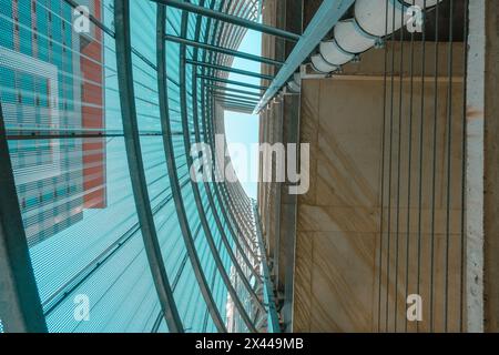 Blick auf die Stockwerke des Gebäudes mit Stahlgitterfassade Stockfoto