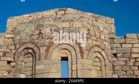 St. John's Chapel, Nahaufnahme eines alten Steinbogens mit komplizierten Verzierungen, St. John's Festung, Lindos, Rhodos, Dodekanese, Griechische Inseln, Griechenland Stockfoto