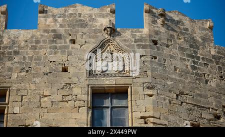 Schlosshaus mit Wappen, Großmeister Antonio Fluvian de la Riviere, detaillierte Aussicht, Johanniskirche, gotische Schnitzereien auf einem historischen Stein Stockfoto