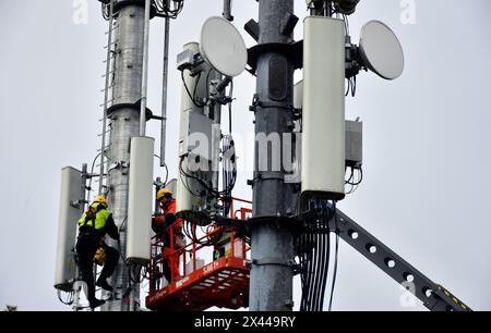 Telekommunikationsingenieure arbeiten an einem Mast in Ardara, County Donegal, Irland. Stockfoto