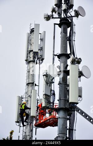 Telekommunikationsingenieure arbeiten an einem Mast in Ardara, County Donegal, Irland. Stockfoto