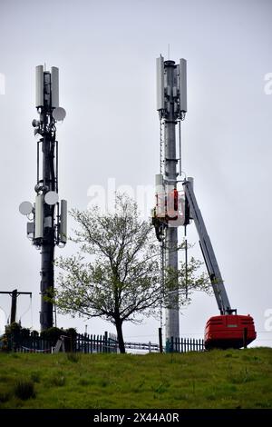 Telekommunikationsingenieure arbeiten an einem Mast in Ardara, County Donegal, Irland. Stockfoto