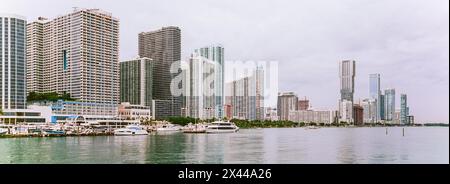 Skyline von Edgewater ab Venetian Causeway, Miami, Florida, USA Stockfoto