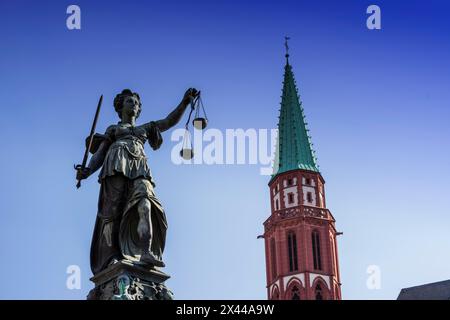 Justitia mit Waage, Justitienbrunnen, Justitienbrunnen auf dem Roemerberg, dahinter die Nikolaikirche, Frankfurt am Main, Hessen Stockfoto