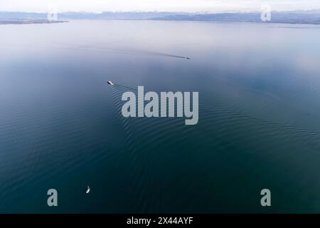 Schiffe auf dem Bodensee, Wellenstruktur, die Berge der Schweizer Alpen sind mit Schnee bedeckt, Luftsicht, Friedrichshafen, Baden-Württemberg Stockfoto