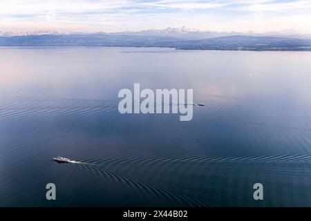 Schiffe auf dem Bodensee, Wellenstruktur, die Berge der Schweizer Alpen sind mit Schnee bedeckt, Luftsicht, Friedrichshafen, Baden-Württemberg Stockfoto