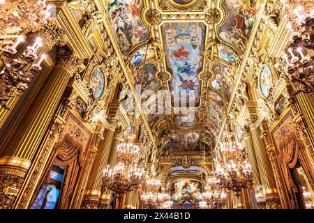 Blick auf das große Foyer der Pariser Oper, das von Architekt Charles Garnier entworfen wurde. Paris, Frankreich. Das Theater ist ein Monument Historique von Stockfoto