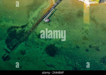 Flug in einem zeppelin am Bodensee entlang, Luftaufnahme, Uferbereich mit türkisfarbenem Wasser, Steg und Abwasserleitung, Friedrichshafen Stockfoto