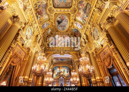 Blick auf das große Foyer der Pariser Oper, das von Architekt Charles Garnier entworfen wurde. Paris, Frankreich. Das Theater ist ein Monument Historique von Stockfoto