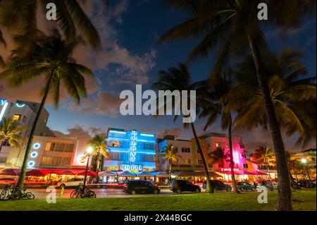 Das Colony Hotel und Ocean Drive in der Abenddämmerung. South Beach, Miami Beach, Florida. Stockfoto