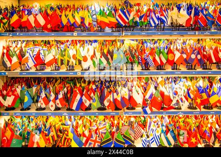 Flaggen im Besucherladen des UN-Hauptquartiers in New York Stockfoto