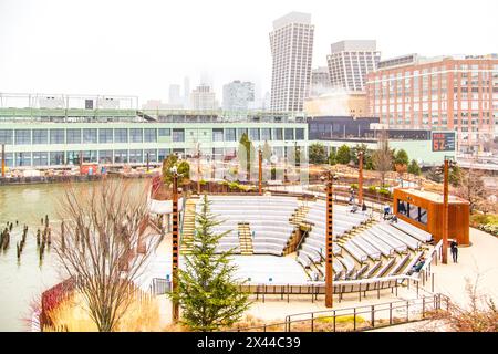 14th Street Park zwischen Little Island und Pier 57, ein Picknick- und Musikbereich am Hudson River, Manhattan, New York City Stockfoto