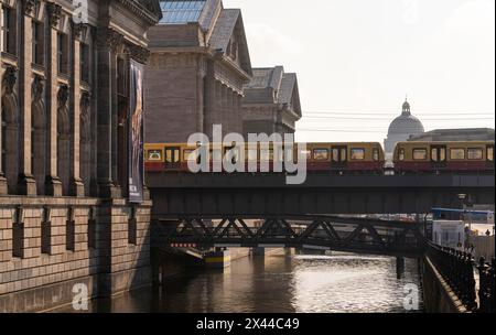 S-Bahn-Brücke am Bode Museum, Berlin, Deutschland Stockfoto