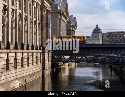 S-Bahn-Brücke am Bode Museum, Berlin, Deutschland Stockfoto
