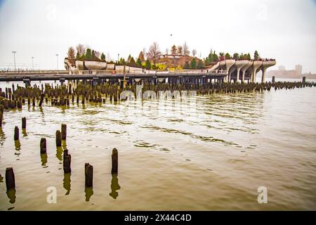 Little Island am Pier 55, ein künstlicher Inselpark im Hudson River, Manhattan, New York City Stockfoto