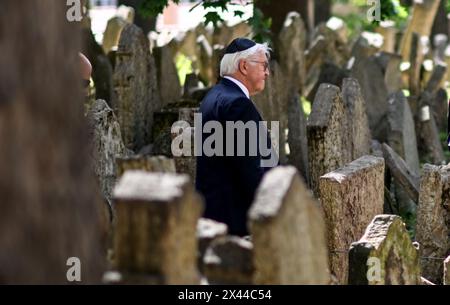 Prag, Tschechische Republik. April 2024 30. Bundespräsident Frank-Walter Steinmeier bei einem Besuch der Pinkas-Synagoge. Anlass der Reise ist der Beitritt der Tschechischen Republik zur EU vor 20 Jahren. Quelle: Britta Pedersen/dpa/Alamy Live News Stockfoto