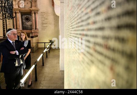 Prag, Tschechische Republik. April 2024 30. Bundespräsident Frank-Walter Steinmeier bei einem Besuch der Pinkas-Synagoge. Grund für die Reise ist der Beitritt der Tschechischen Republik zur EU vor 20 Jahren. Quelle: Britta Pedersen/dpa/Alamy Live News Stockfoto