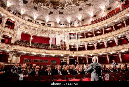 Prag, Tschechische Republik. April 2024 30. Bundespräsident Frank-Walter Steinmeier und seine Delegation besuchen die Staatsoper. Anlass der Reise ist der Beitritt der Tschechischen Republik zur EU vor 20 Jahren. Quelle: Britta Pedersen/dpa/Alamy Live News Stockfoto