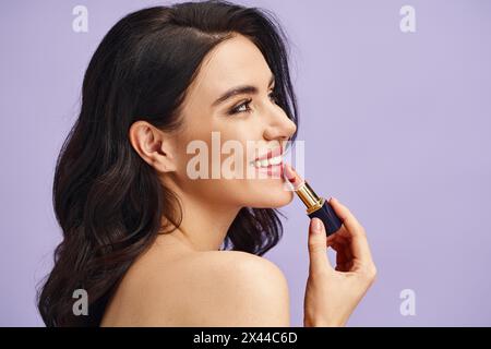 Eine Frau, die ihre natürliche Schönheit mit einer Lippenstiftröhre aufwertet. Stockfoto