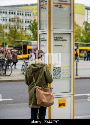 Bushaltestelle mit Fahrplan und Streckennetz, Berlin, Deutschland Stockfoto