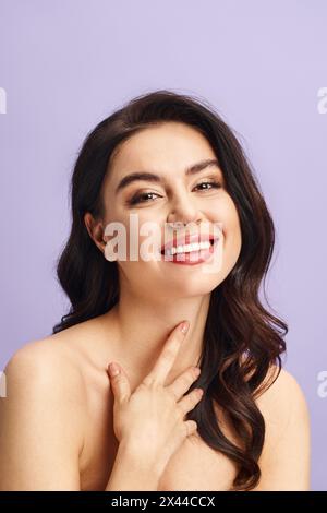 Eine Frau posiert anmutig mit Händen auf der Brust. Stockfoto