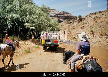 Touristen und Reiter im Canyon de Chelly National Monument, einem Gebiet der Navajo Nation im Nordosten des US-Bundesstaates Arizona. Die Stockfoto