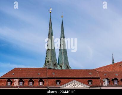 Detailfoto, Kirchtürme der Nikolaikirche im Nikolaiviertel, Berlin, Deutschland Stockfoto