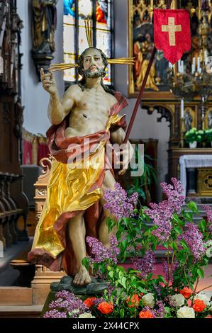 Jesusfigur mit Blumenschmuck, Martinskirche, Kaufbeuern, Allgäu, Schwaben, Bayern, Deutschland Stockfoto