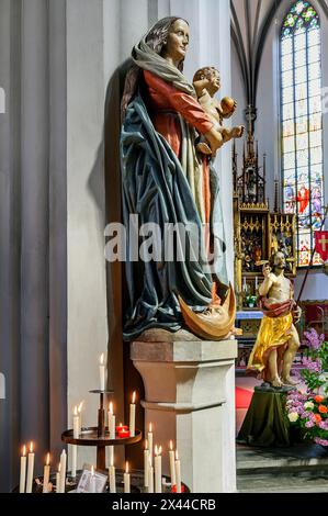 Marienfigur mit Jesuskind und Opferkerzen, Martinskirche, Kaufbeuern, Allgäu, Schwaben, Bayern, Deutschland Stockfoto