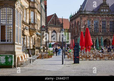 Bremer Markt mit Außenflächen verschiedener Gastronomiebetriebe und dem Alten Rathaus in Bremen, Hansestadt, Bundesland Bremen Stockfoto