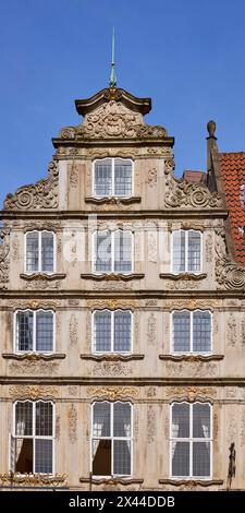 Giebelbau eines Hauses vor blauem Himmel auf dem Marktplatz in Bremen, Hansestadt, Bundesland Bremen Stockfoto