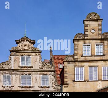 Gables von zwei Häusern vor blauem Himmel auf dem Marktplatz in Bremen, Hansestadt, Bundesland Bremen Stockfoto