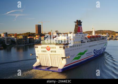 Die Autofähre, die zwischen Dänemark und Schweden verkehrt, erreicht den Hafen Eriksberg, Göteborg, Schweden Stockfoto