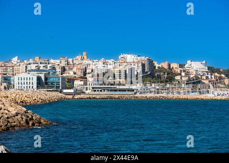 Blick auf den Hafen und die Altstadt von Tarragona, Spanien Stockfoto