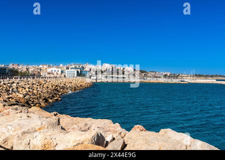 Blick auf den Hafen und die Altstadt von Tarragona, Spanien Stockfoto