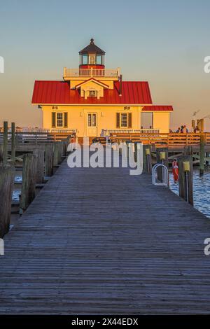 USA, North Carolina, Manteo. Sonnenuntergang auf dem Roanoke Marshes Lighthouse Stockfoto