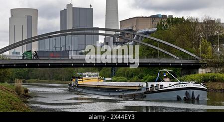 Binnenschiff am Rhein-Herne-Kanal, dahinter das Kohlekraftwerk Baukau, Herne, Ruhrgebiet, Nordrhein-Westfalen Stockfoto