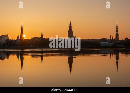 Sonnenaufgang in Riga mit Blick auf die Daugava, die Jakobsdom, die Rigaer Kathedrale, die Peterskirche, Riga, Lettland Stockfoto