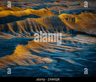 USA, Utah, Capital Reef National Park. Sonnenaufgang in Bergbadlands. Stockfoto